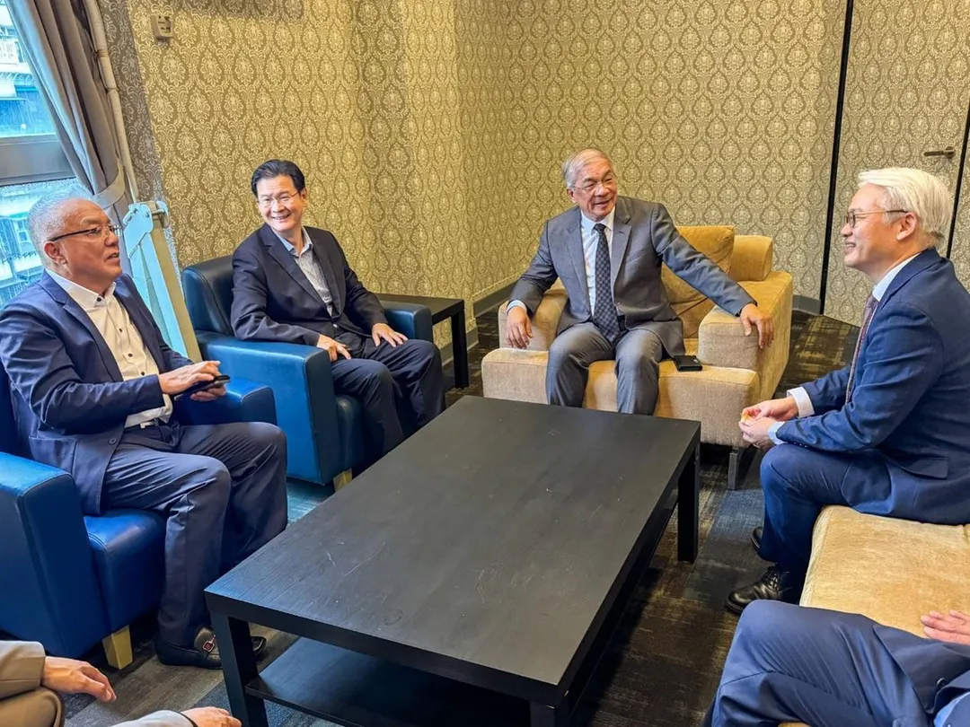 世新大學校長陳清河（右二）、顧德控股集團總裁顧奎民（左一）與台灣金融研訓院院長高一誠（右一）同為世新畢業校友。（圖／世新大學提供）