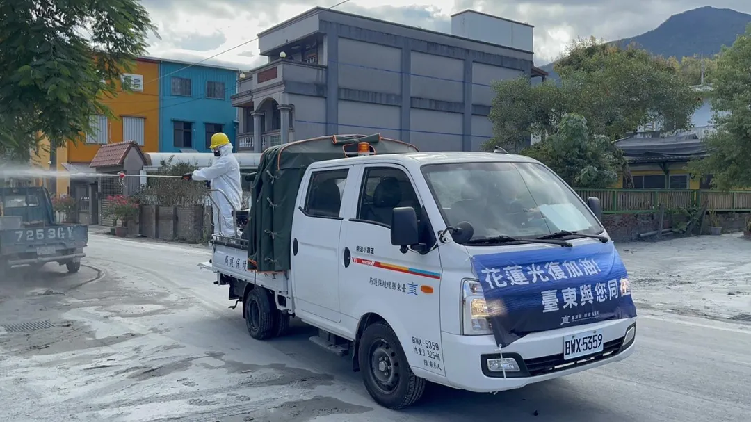 台東縣府支援人車協助災區消毒作業。（圖／翻攝畫面）