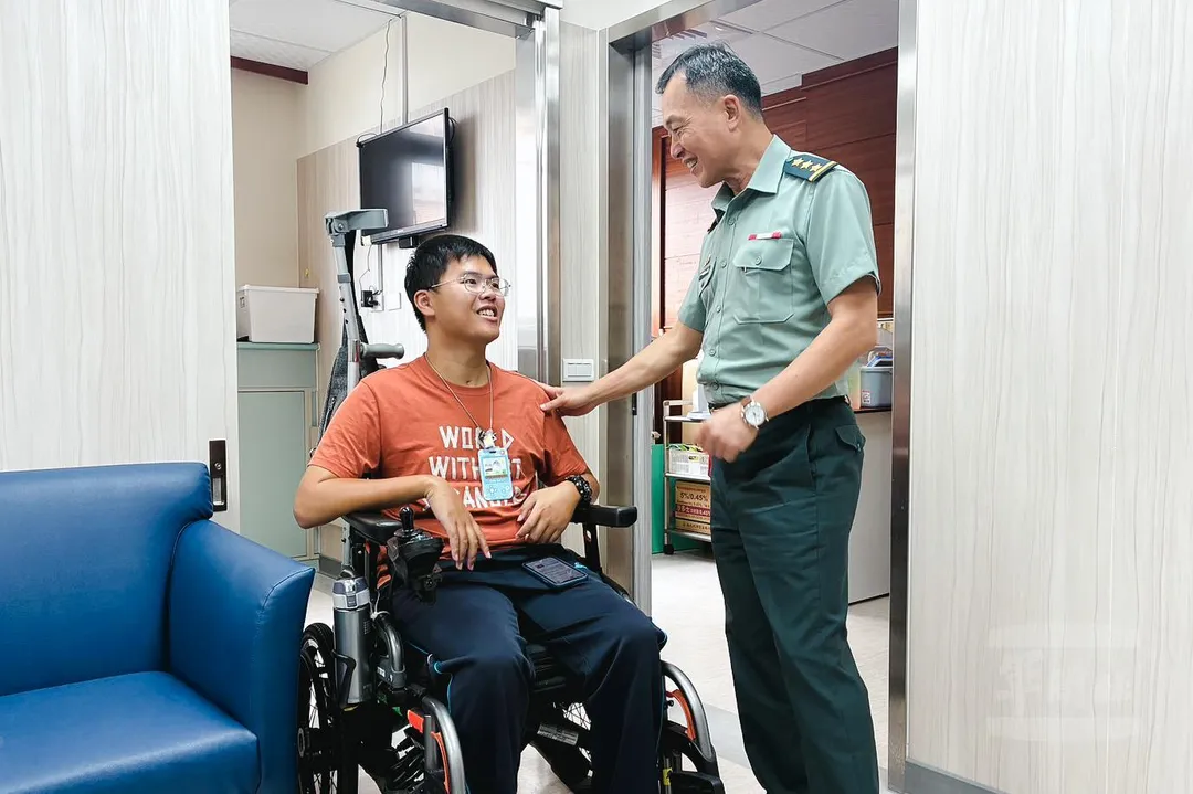 鍾樹明副部長慰問秦良丰。(圖/軍聞社)