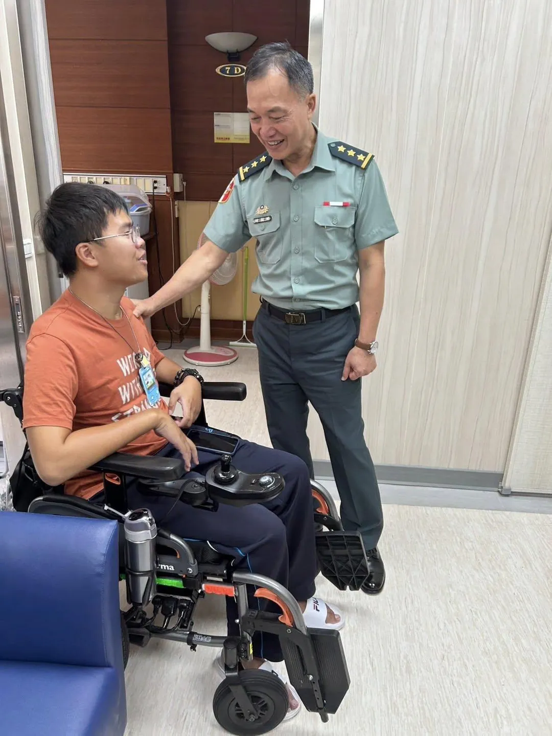 鍾樹明中秋節南下慰問秦良丰。(圖/截自秦良丰臉書)