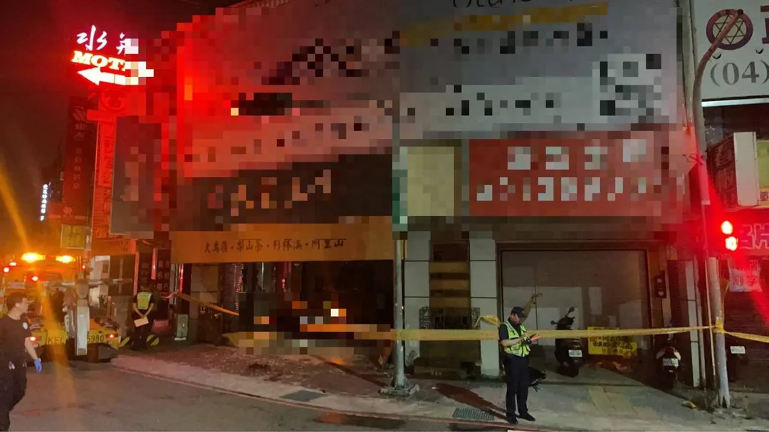 台中發生轎車撞民宅車禍，造成正在熟睡的母子，1死1傷的慘劇。（圖／警方提供）