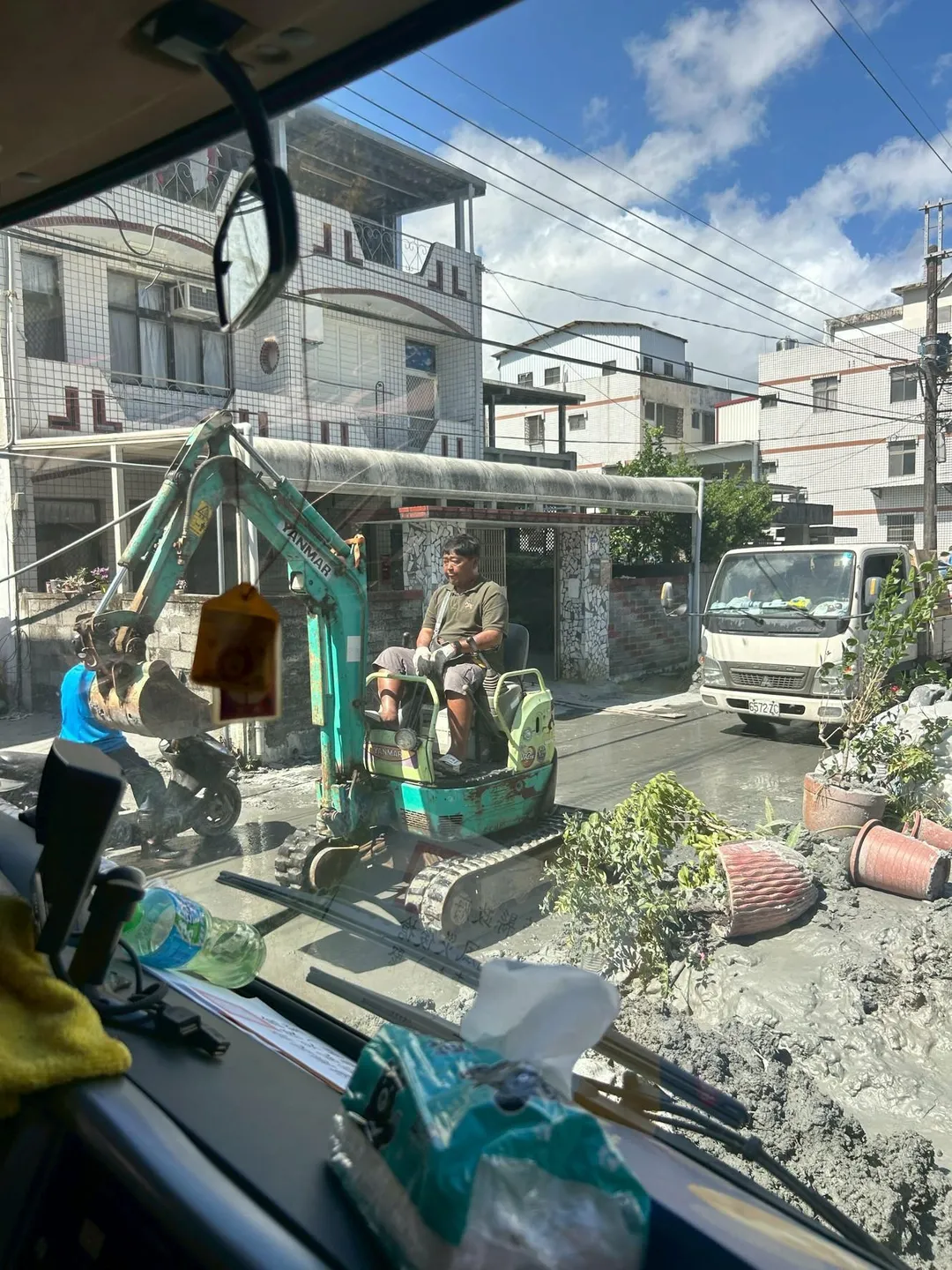 「挖土機超人」林鴻森災區救援時左腳遭刺傷感染，於6日不幸病逝。（圖／家屬提供）