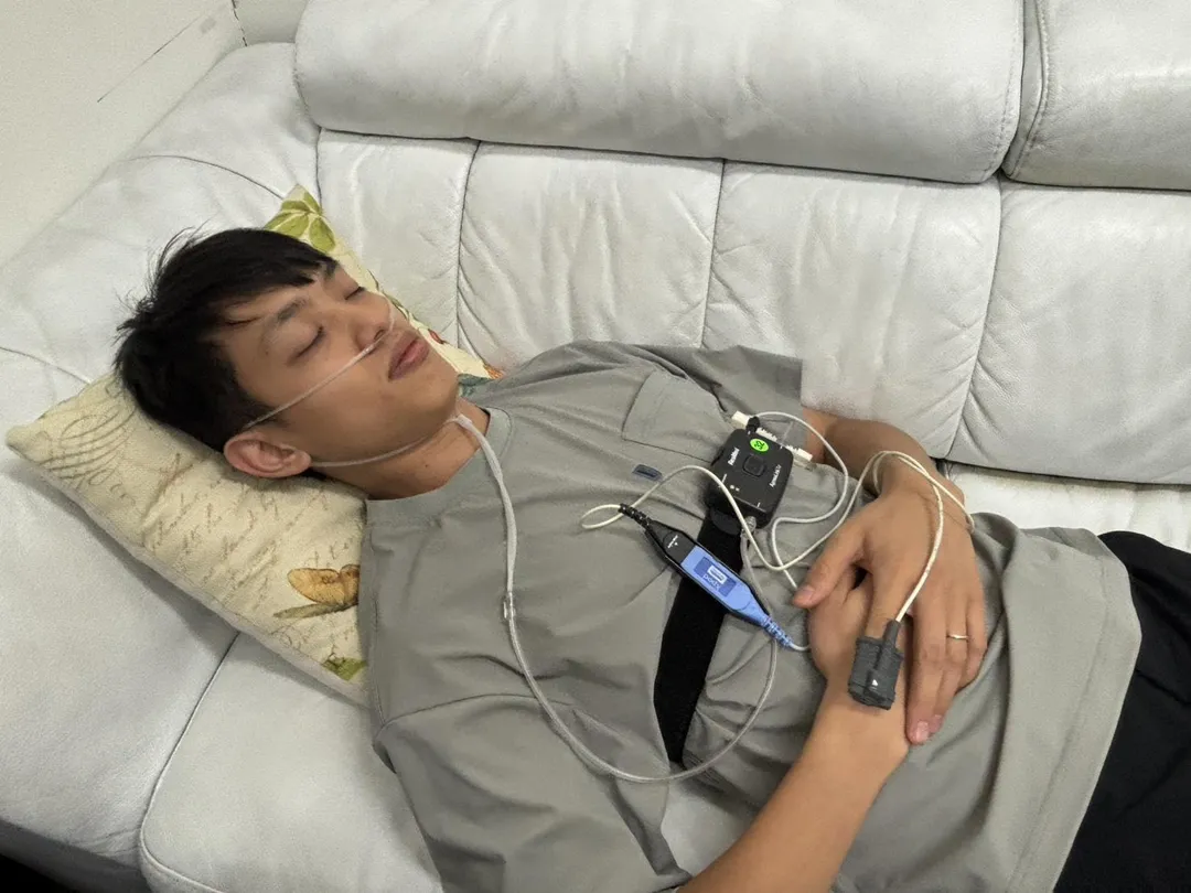 「居家睡眠檢查」讓檢查變簡單。醫師會提供小巧的檢測裝置，像是鼻導管、血氧計和胸腹帶，病人可在家中睡一晚，就能完成紀錄。(圖/恩主公醫院)
