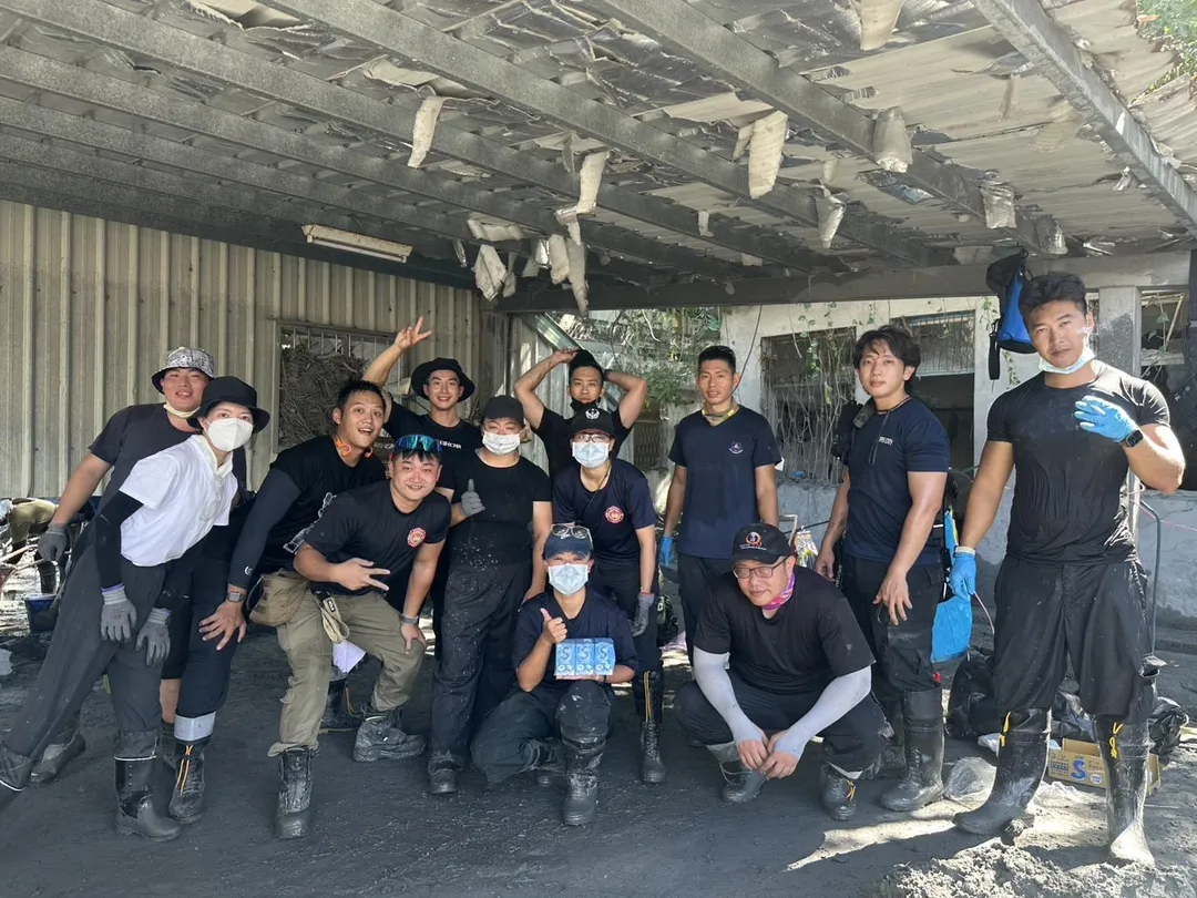 台北市警義消華山分隊成員，日前也組隊前往花蓮光復當「鏟子超人」協助災民清淤。（圖／義消張品吾提供）