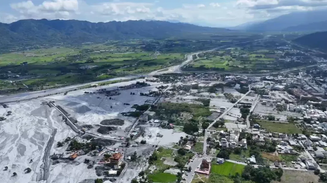 義消張品吾用空拍機紀錄被泥流淹沒的光復鄉。（圖／義消張品吾提供）