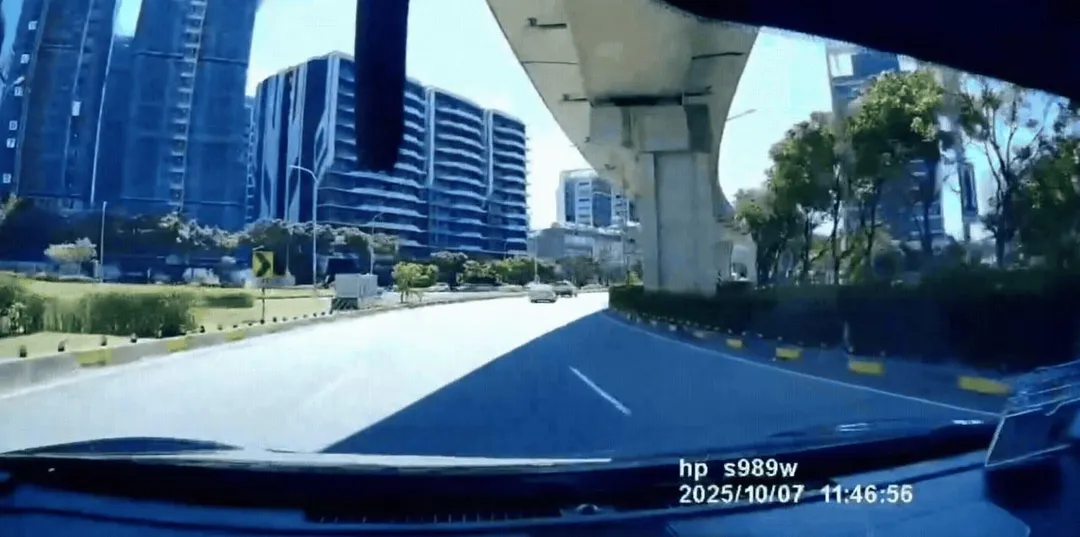 一名Uber司機載客行經中壢區領航南路機捷高架橋下方,突然被桃園機場捷運掉落的集水帶砸中車體,所幸沒有發生嚴重意外。(圖/翻攝畫面)