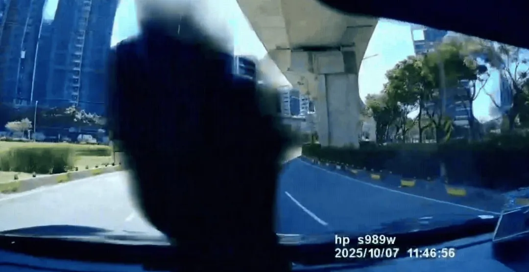 一名Uber司機載客行經中壢區領航南路機捷高架橋下方,突然被桃園機場捷運掉落的集水帶砸中車體,所幸沒有發生嚴重意外。(圖/翻攝畫面)