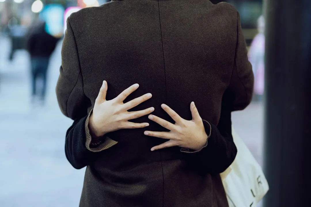 陸女悔婚後要求扣13萬元「擁抱費」。（示意圖／unsplash）