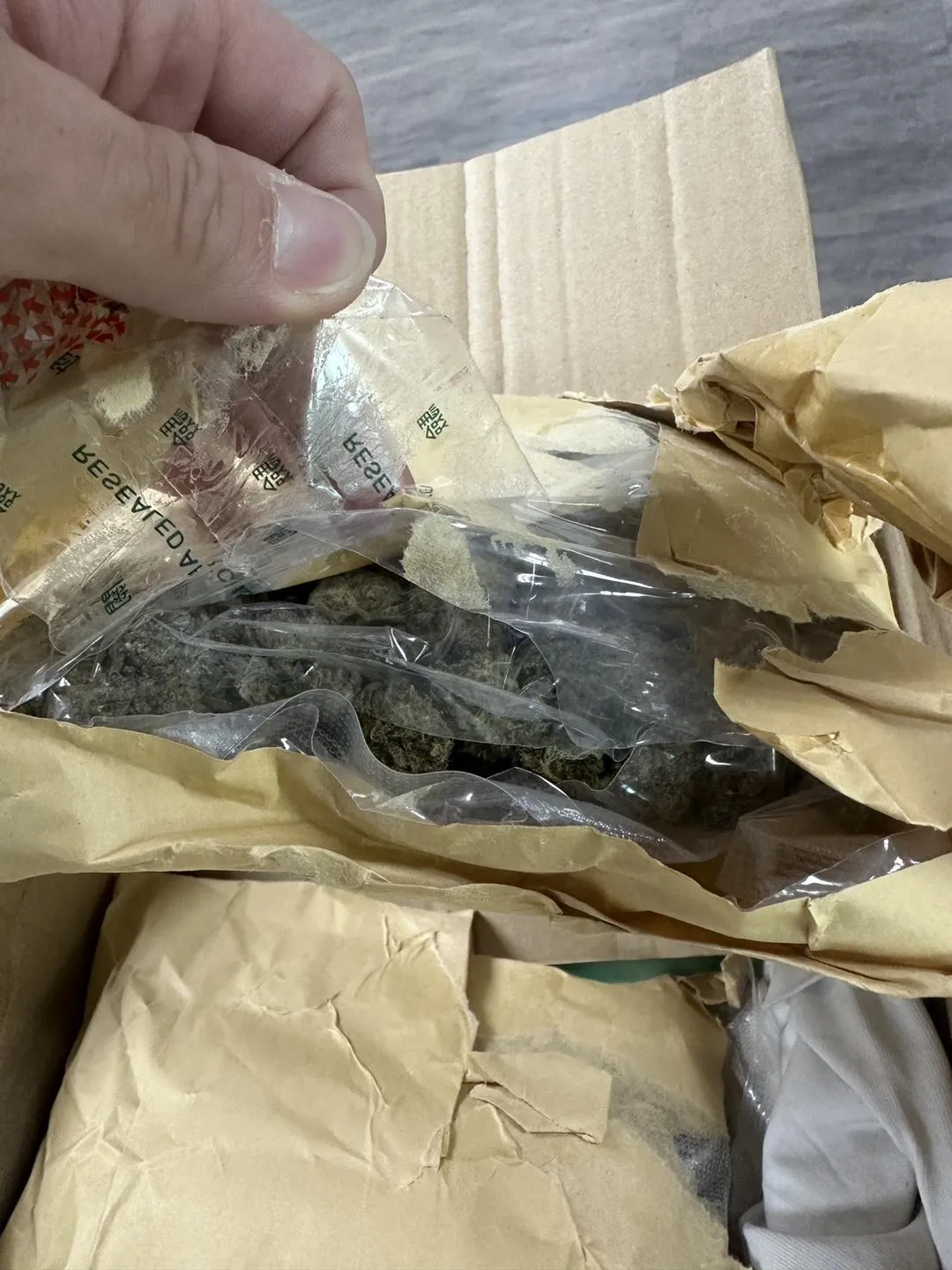 一件自英國郵寄來台的國際包裹內夾藏第二級毒品大麻花1.2公斤。（圖／刑事警察局提供）