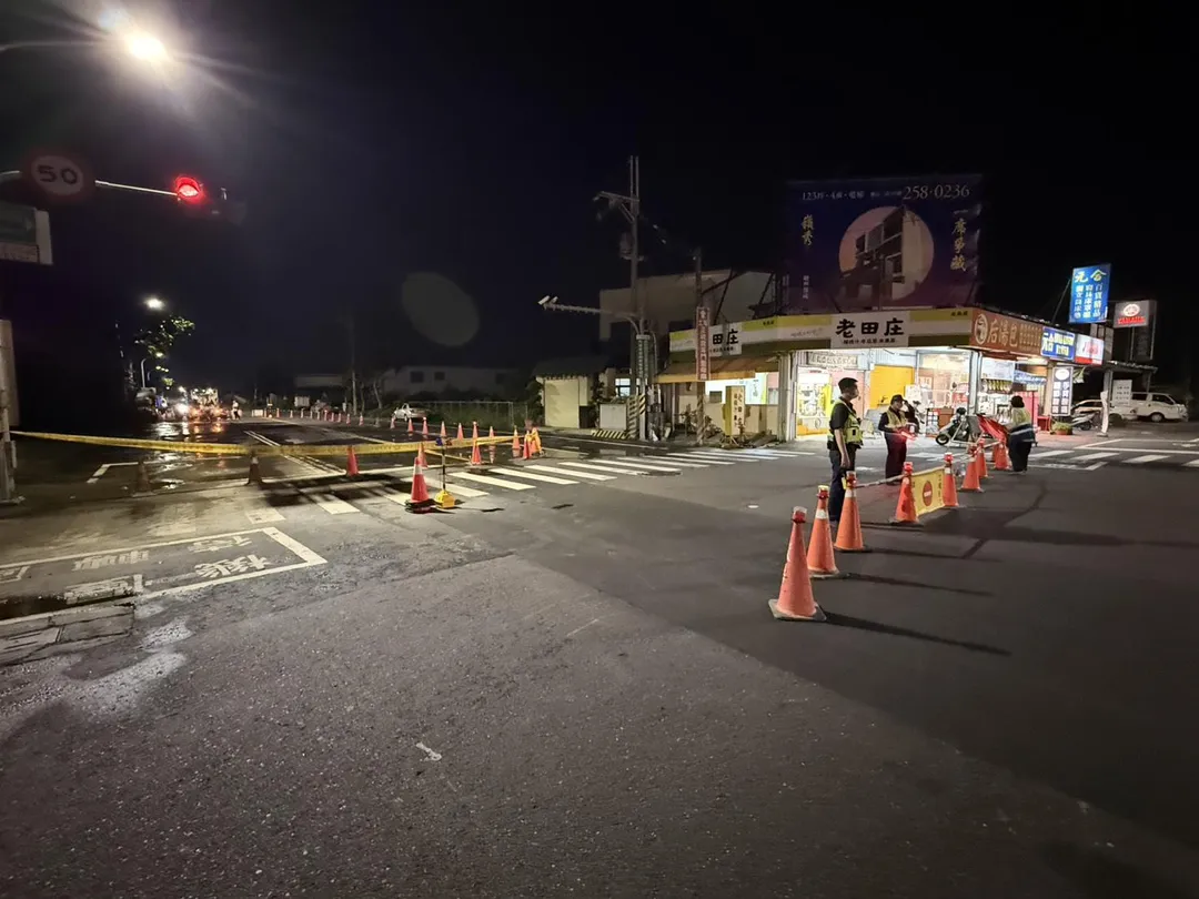 台南路面冒泡泡。（圖 ／中天新聞）
