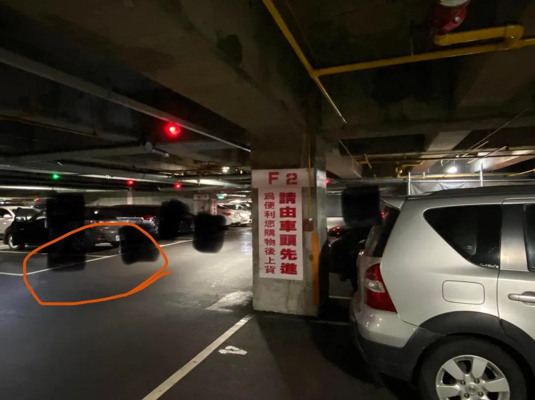 好市多(Costco)停車場出現停車方向爭議,有會員發現儘管賣場明確公告「請由車頭先進」,但現場仍有許多車主選擇倒車入庫,引發網路熱議。(資料圖/翻攝自臉書Costco好市多 商品經驗老實說)