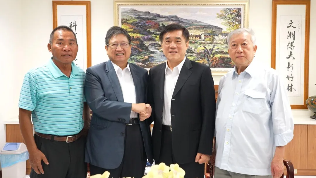 郝龍斌9日拜會楊文科、邱鏡淳。(圖/翻攝郝龍斌臉書)