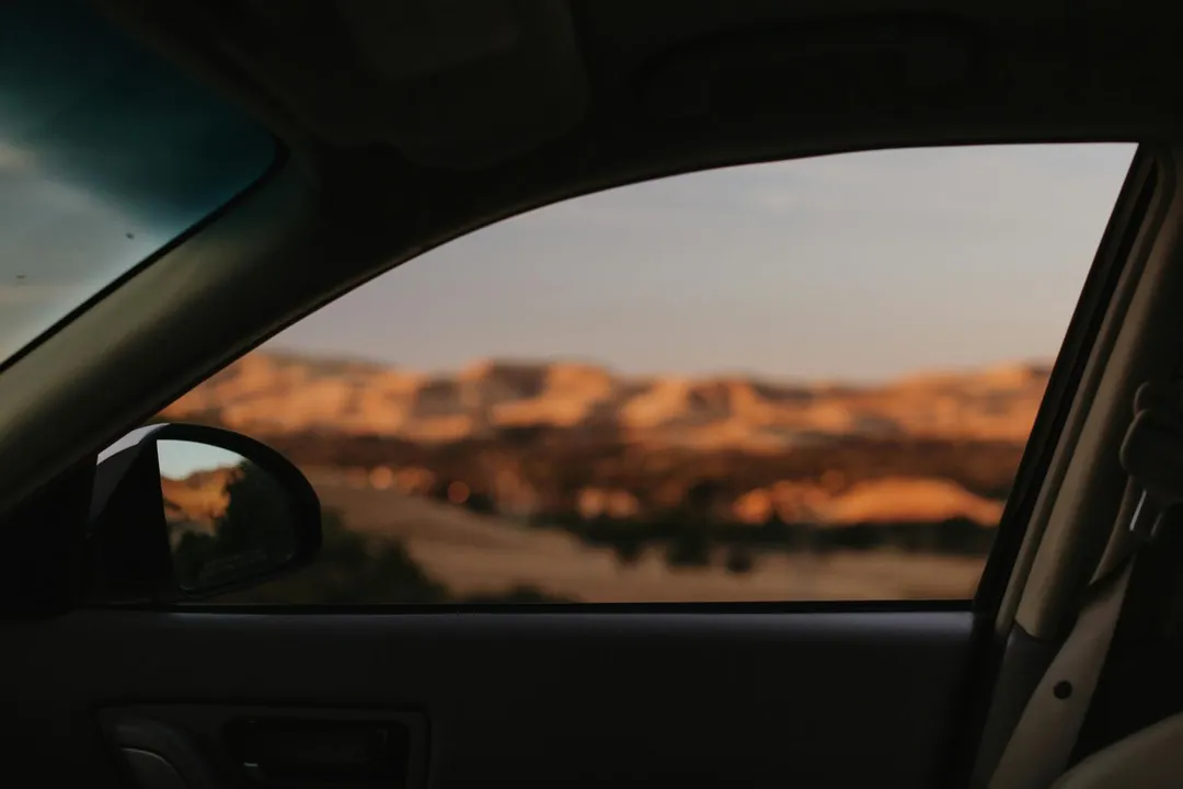 法國一名女子遭車窗夾死。(示意圖/unsplash)
