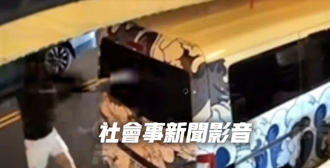 屏東縣東港鎮發生一起暴力毀損事件,一名21歲陳姓男子因與同齡熊姓男子積怨已久,前(7)日深夜夥同莊姓友人持球棒至熊家,對停放在門口的廂型車進行破壞。(圖/社會事新聞影音)