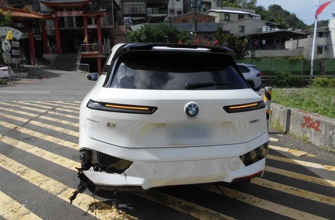 BMW休旅車車尾毀損。（圖／翻攝畫面）