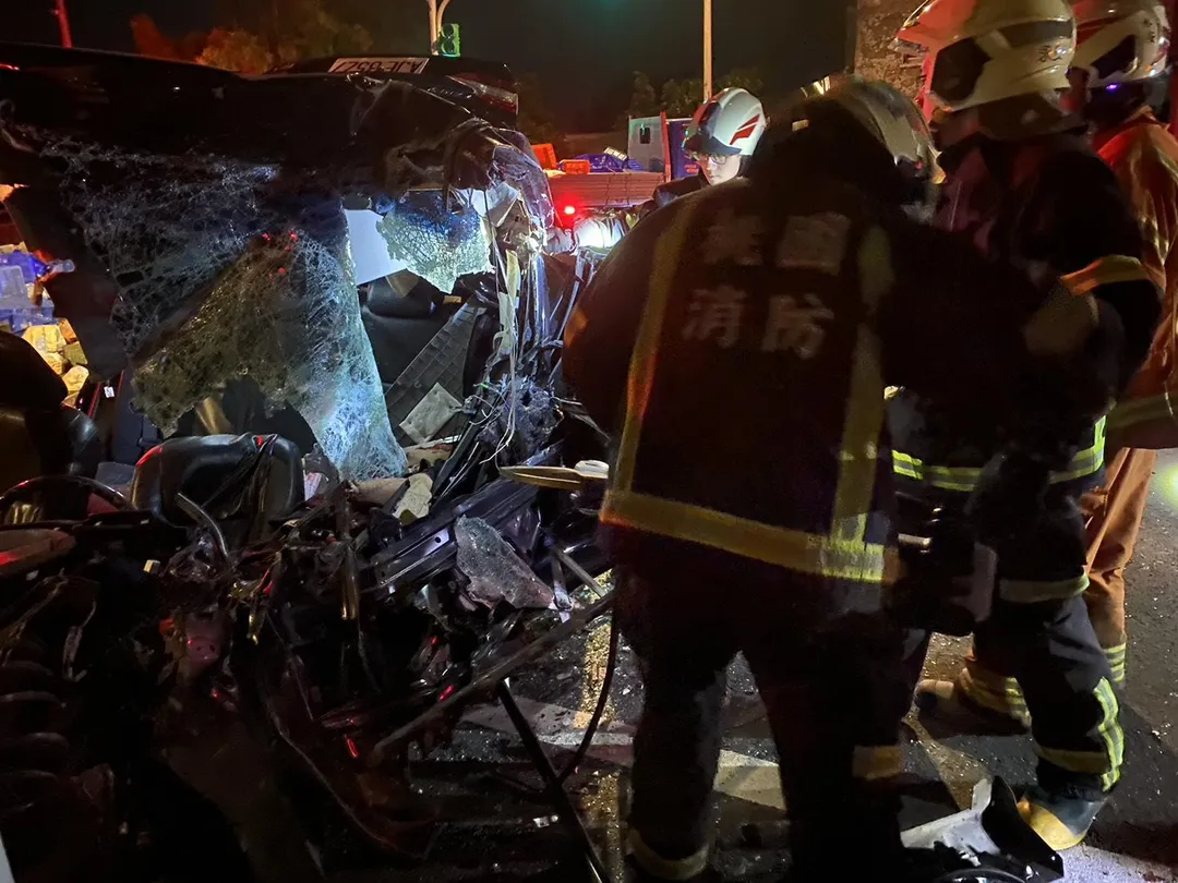 救護人員隨即將張姓男駕駛緊急送往桃園醫院新屋分院救治，遺憾的是最終仍回天乏術。（圖/桃園市消防局提供）