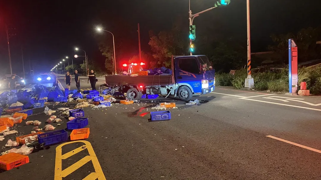 由於撞擊力道非常大，造成小貨車車斗上的塑膠籃和貨物散落一地，轎車則失控衝向路邊，引擎蓋當場噴飛。（圖/桃園市消防局提供）