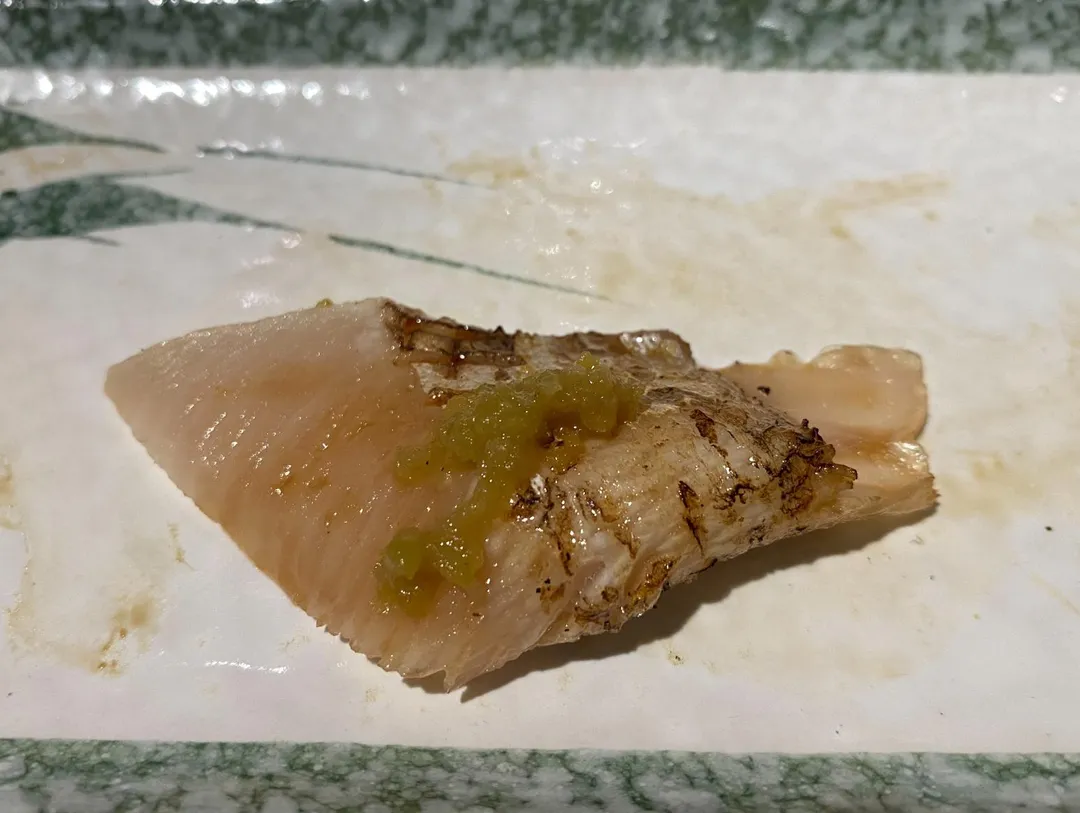鹿兒島產青魽肉略帶油脂,搭配檸檬、胡椒既香又解膩。(圖/黃宏輝提供)