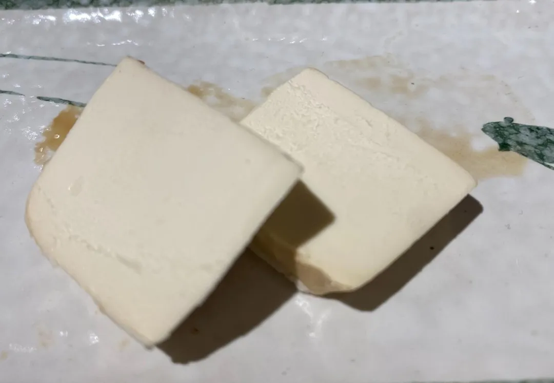 起司經櫻桃木煙燻,再以日本柴魚高湯、醬油等醃漬2週,和洋結合的風味令人驚豔。(圖/黃宏輝提供)