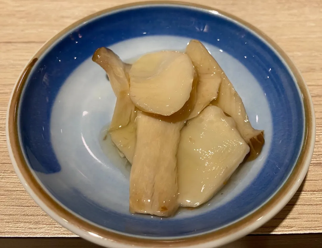 杏鮑菇薄片加糖再調入芥末醃漬,黏滑嚼勁帶出菌菇鮮甜。(圖/黃宏輝提供)