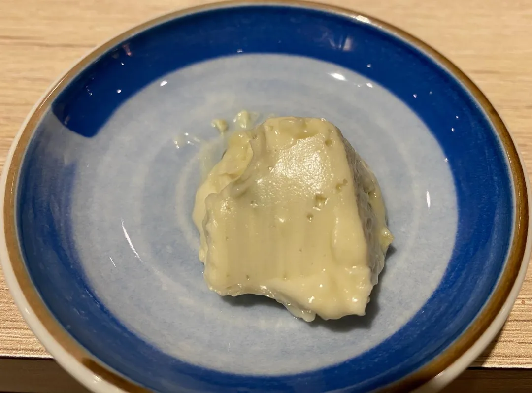 清酒酒粕混入鮮奶油凝結成「豆腐起司」,隱約帶有苦芹菜味正是細緻融合的異國風。(圖/黃宏輝提供)