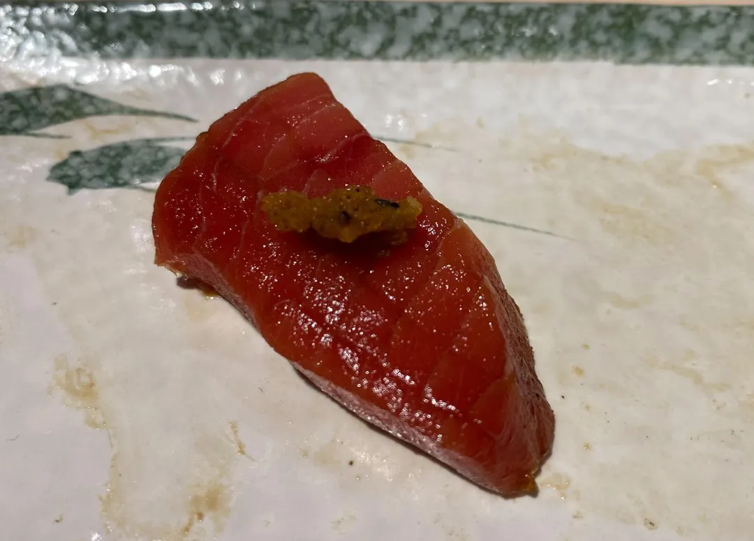 黑鮪魚皮油是鮪魚皮下組織,軟潤帶筋,狀似鮪魚赤身。(圖/黃宏輝提供)