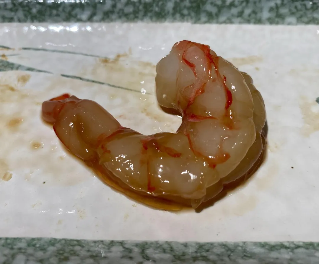 日料中少見的以紹興酒醃漬生鮮葡萄蝦,僅保留香氣有如「新派生魚片」。(圖/黃宏輝提供)