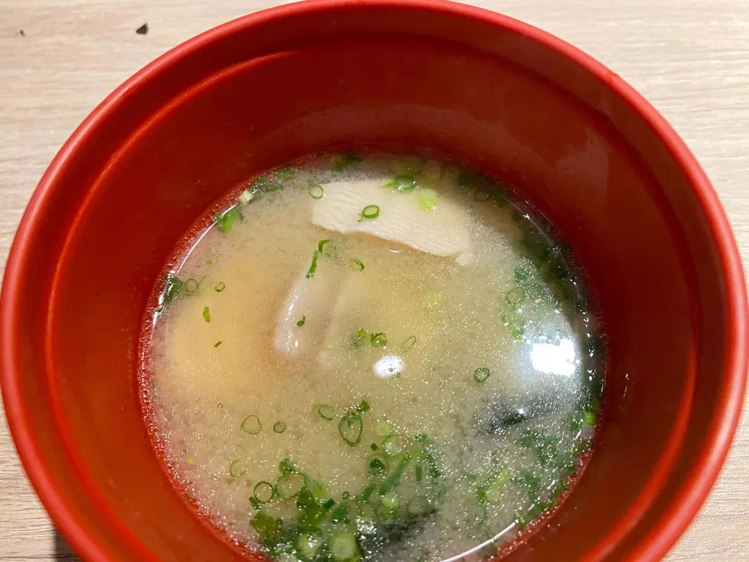 看似平凡的味噌湯竟加了6片不同魚種的魚肉,瞬間升級成「鮮魚湯」。(圖/黃宏輝提供)