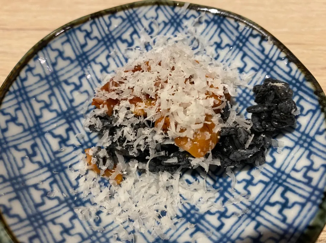 日本赤海膽與起司屑共舞,兩者味濃卻不會搶走對方風采。(圖/黃宏輝提供)