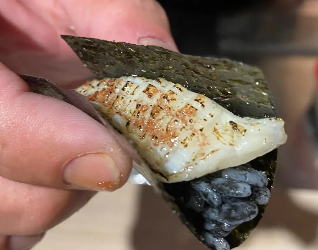 比目魚鰭邊肉炙燒後撒上火山岩鹽,油焦香氣帶著硫磺的特殊味道。(圖/黃宏輝提供)