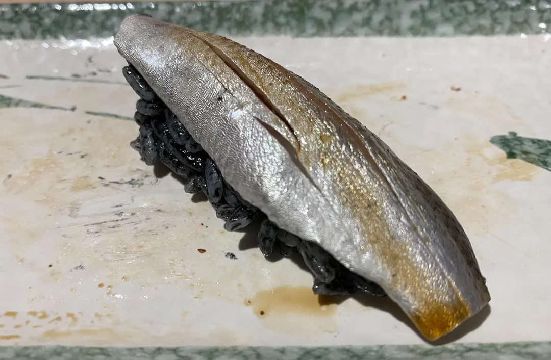 來自日本的小肌魚需由料理長每早親醃,才有店家獨特口味。(圖/黃宏輝提供)