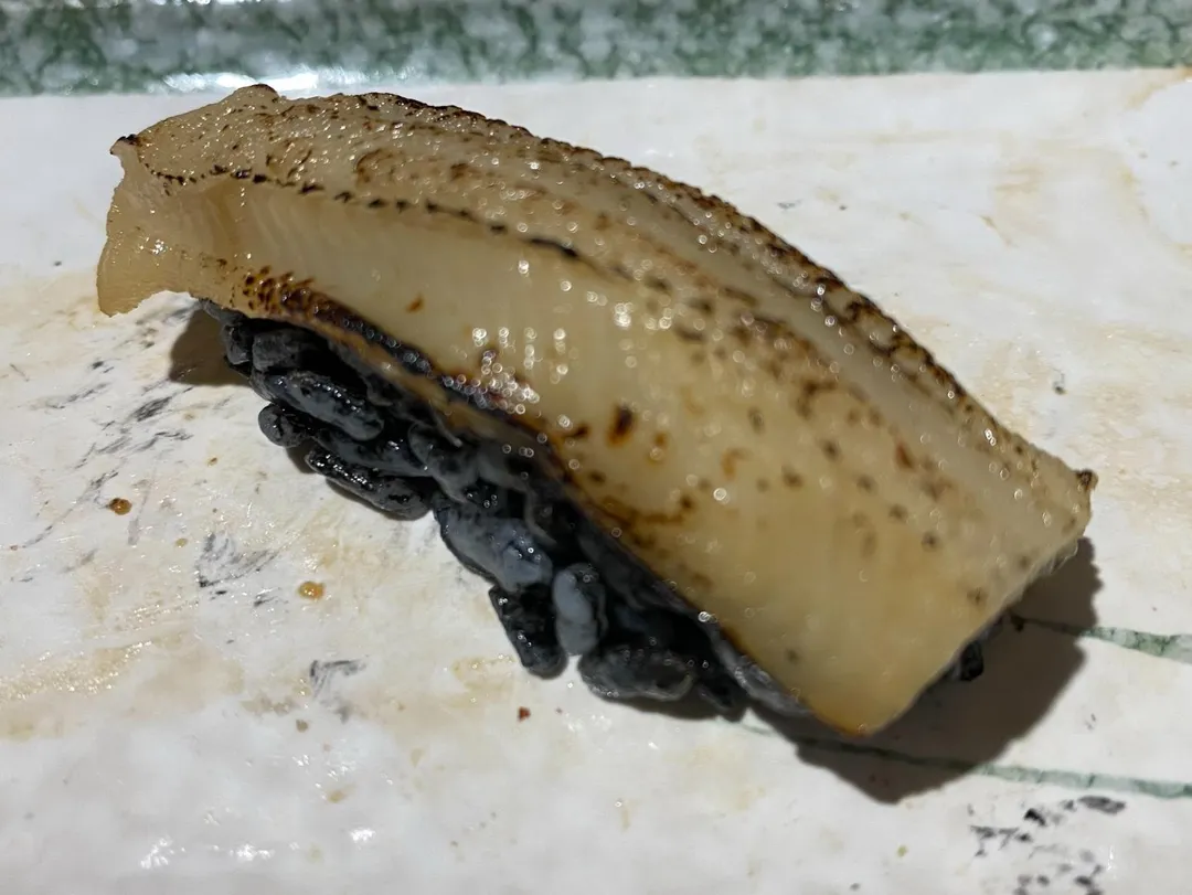佃煮兵庫星鰻與醋飯捏製握壽司,最後炙燒賦予一絲炭烤味。(圖/黃宏輝提供)
