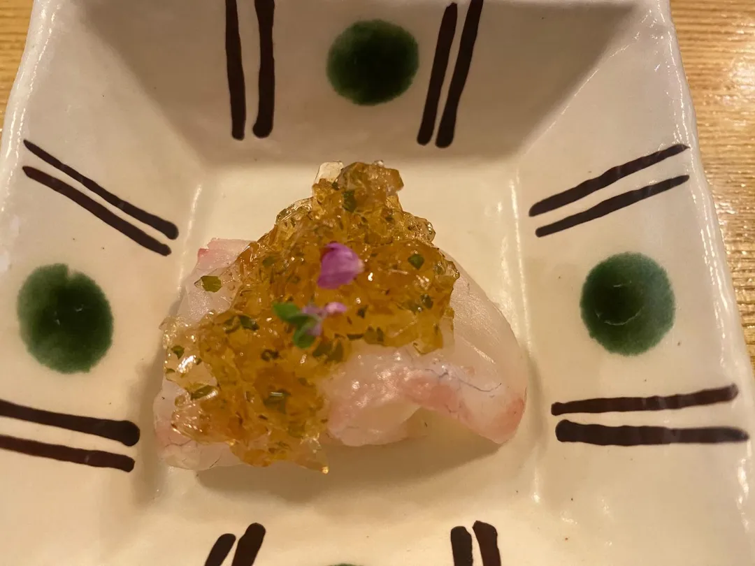 醋凍、紫蘇花為愛媛產真鯛更添色、香、味。(圖/黃宏輝提供)
