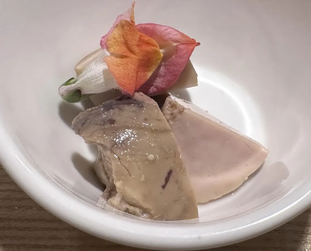 暖色系三色蓳在新鮮鮟鱇魚肝周圍點綴活力感。(圖/黃宏輝提供)