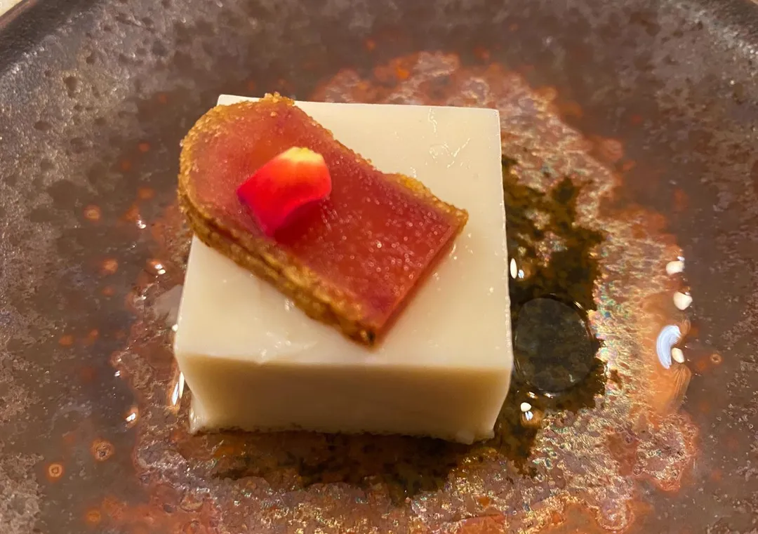 溏心烏魚子的綿密鹹香,與軟嫩清雅的手工豆腐相得益彰。(圖/黃宏輝提供)