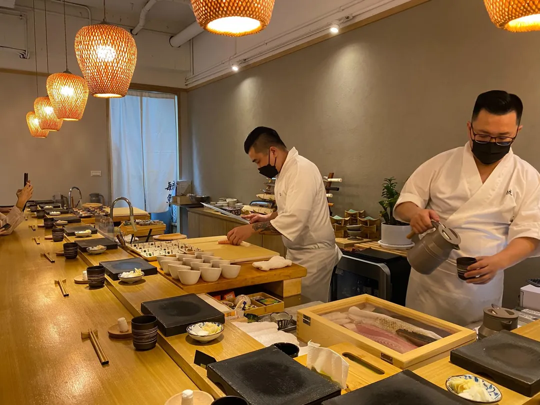 在「毓鮨割烹」板前位置,顧客能近距離欣賞師傅手藝。(圖/黃宏輝提供)
