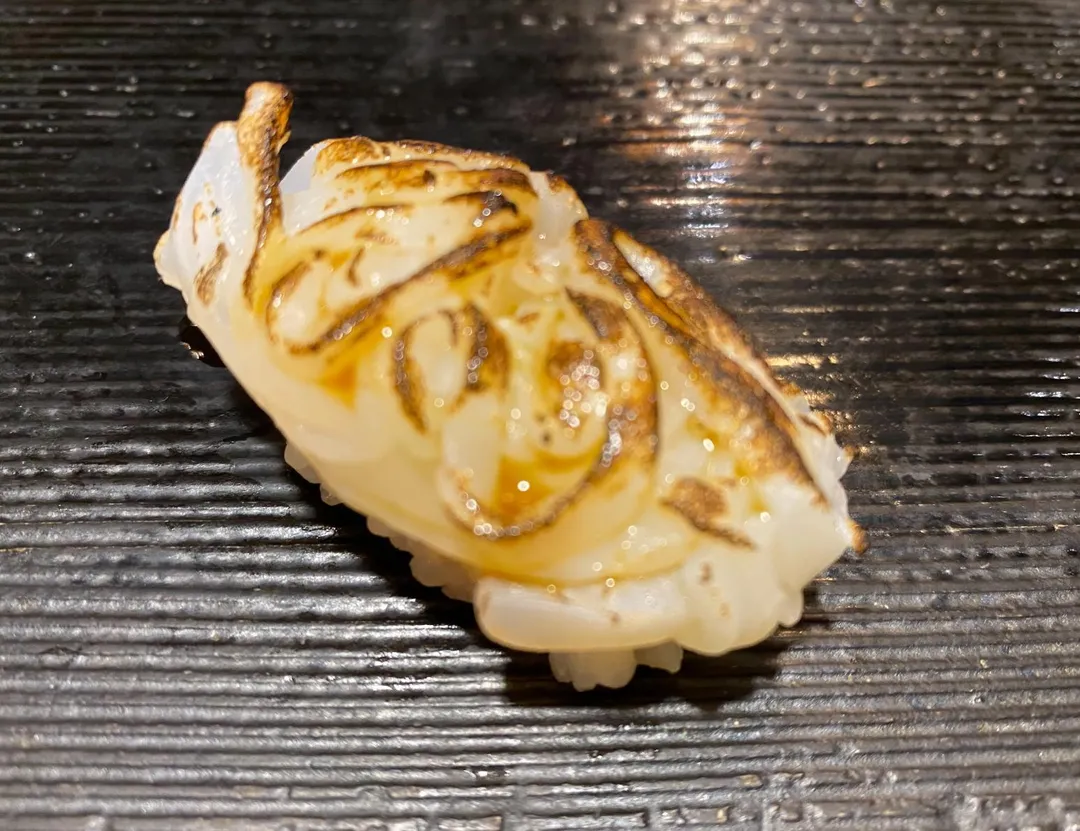 細膩「千刀法」薄切軟絲,非常考驗師傅功力。(圖/黃宏輝提供)