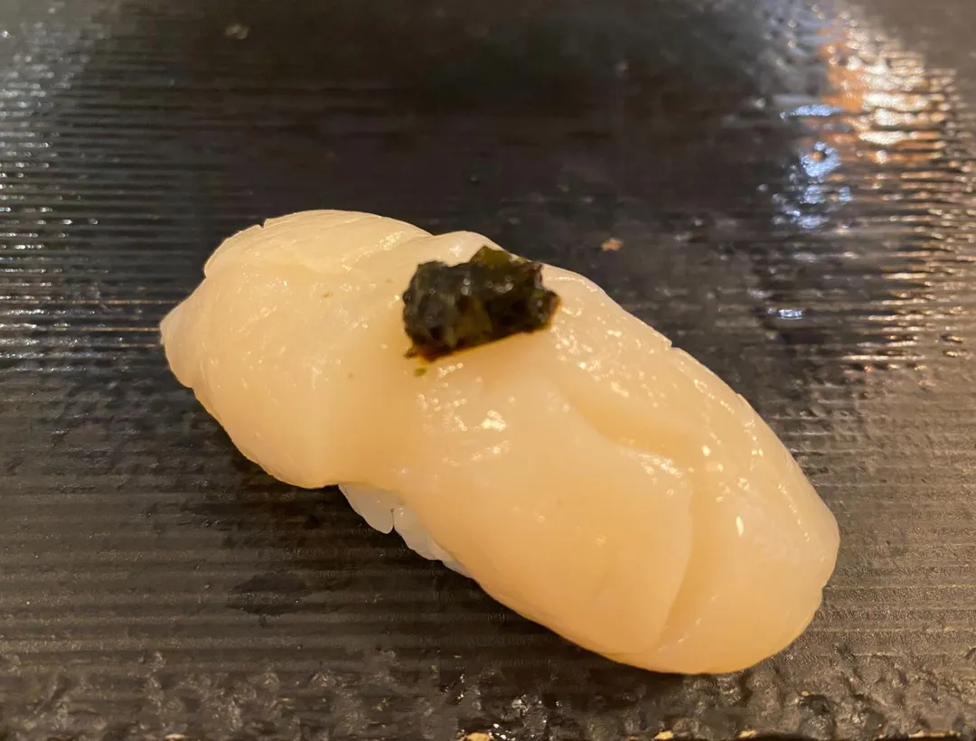 昆布海苔醬略有海潮鹹味,和干貝一同入口有海水般風味。(圖/黃宏輝提供)