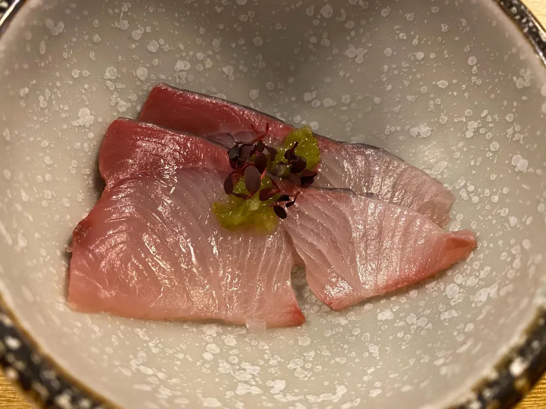 鰤魚加入微辣清香的蒜苗、味噌、四季紅,創新調味方式柔而不膩。(圖/黃宏輝提供)