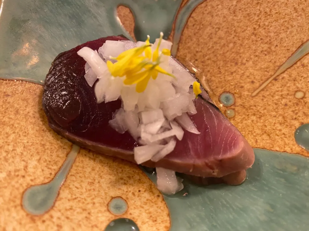 白洋蔥碎丁替鰹魚去腥之餘,多加了洋蔥的甜味。(圖/黃宏輝提供)