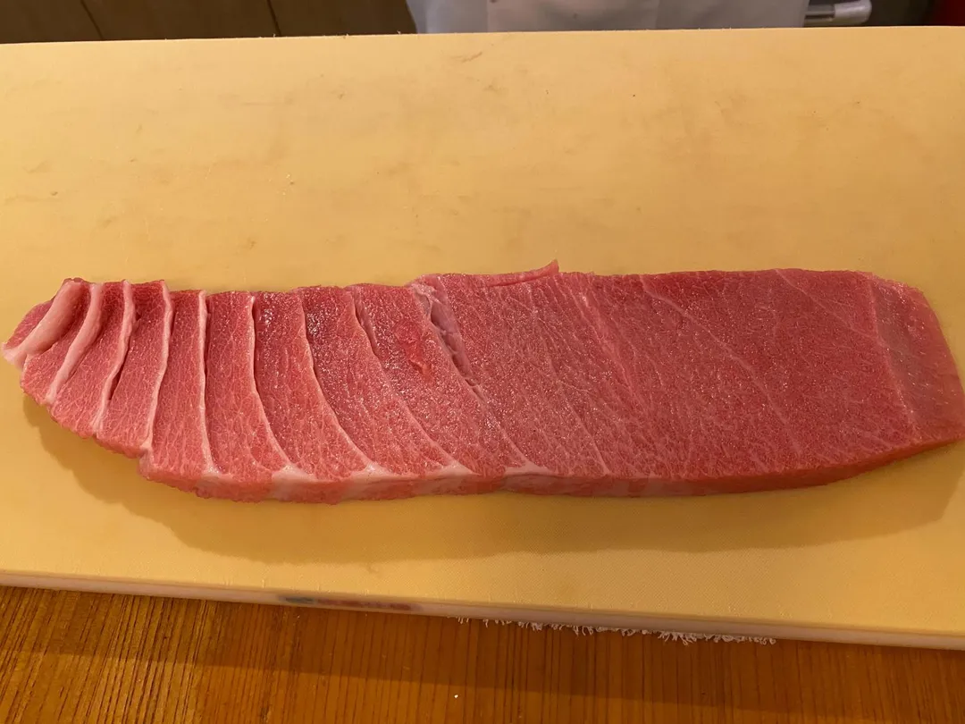 黑鮪魚大腹、「蛇腹」霜降乃是金三角般的絕美部位。(圖/黃宏輝提供)