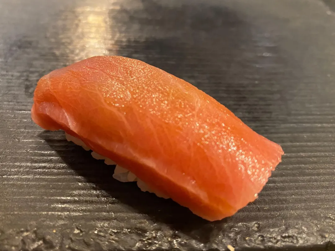 未炙燒版黑鮪魚大腹霜降乍看似無油花。(圖/黃宏輝提供)