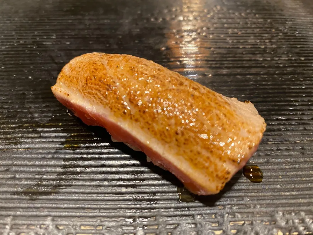 炙燒黑鮪魚大腹霜降多了1層油亮感。(圖/黃宏輝提供)