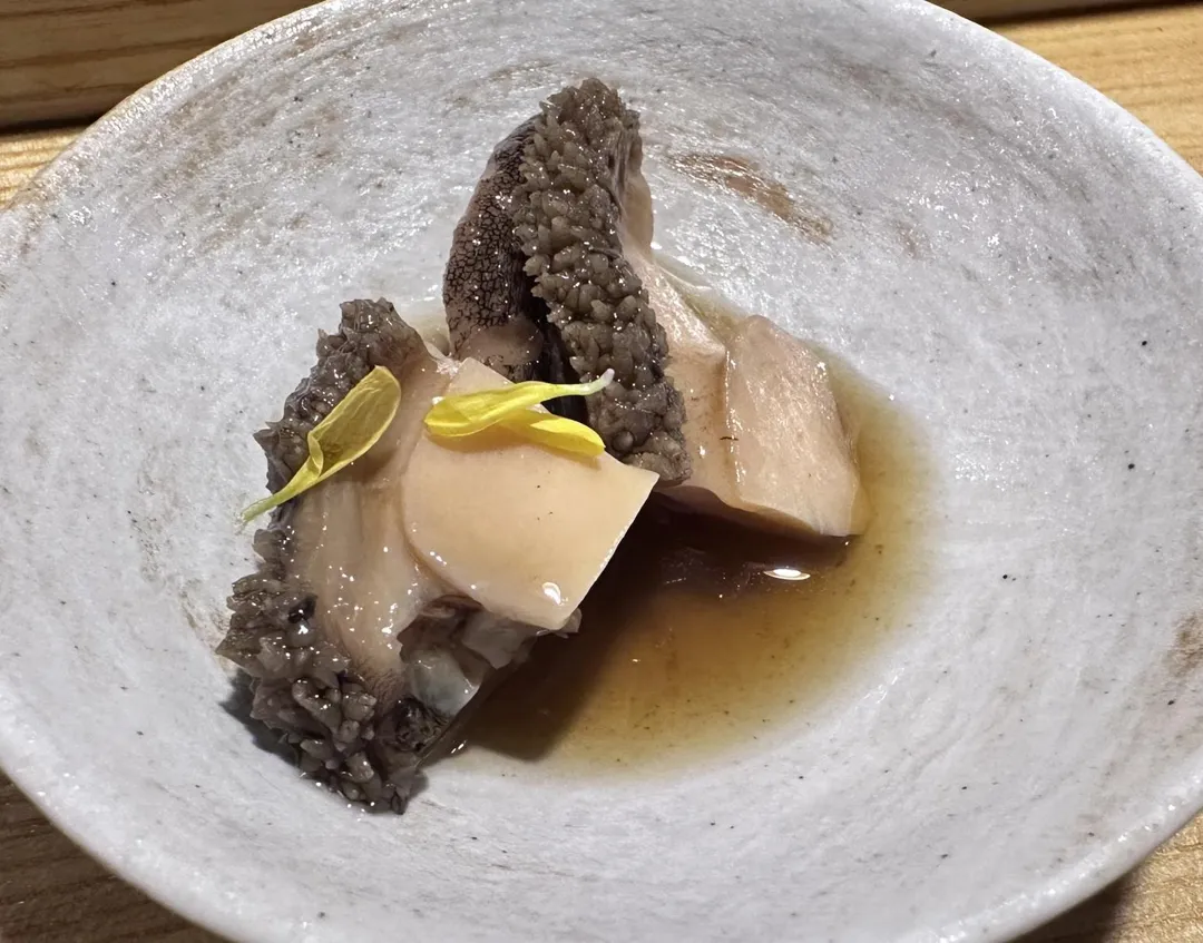 佃煮南非白鮑魚柔嫩彈牙,咀嚼間細品其鮮甜海味。(圖/黃宏輝提供)