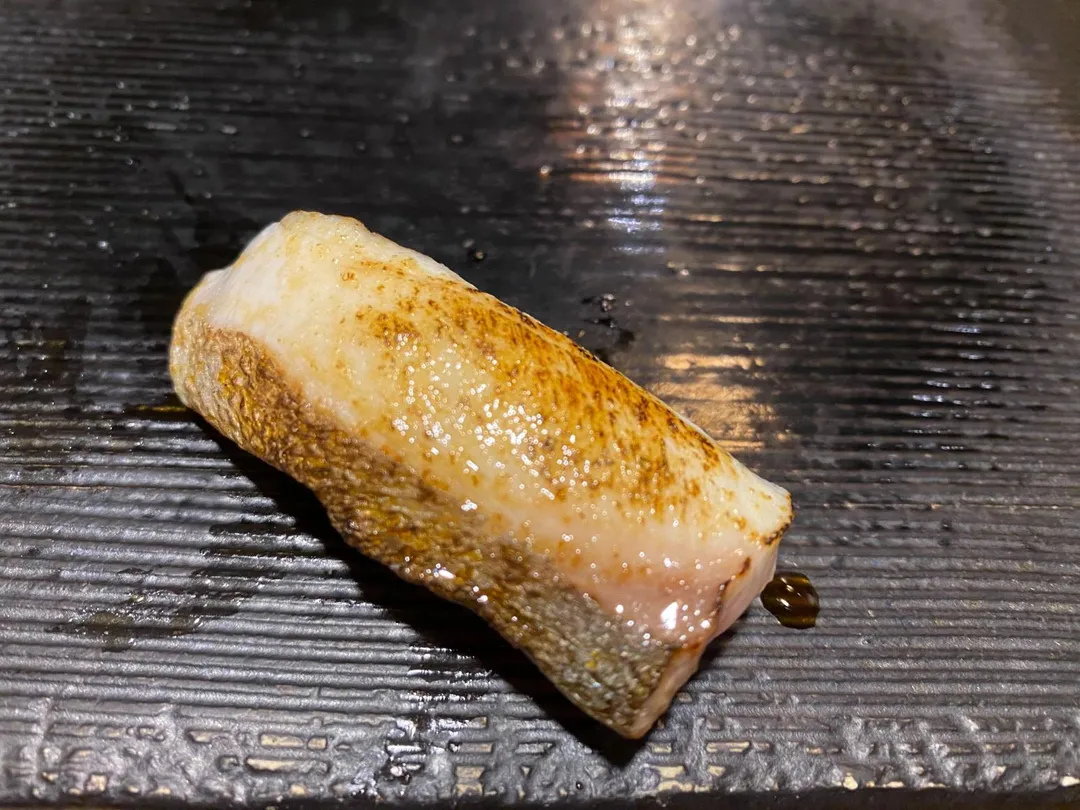 白魽魚油脂較多,炙燒調理激發更加豐美滋味。(圖/黃宏輝提供)