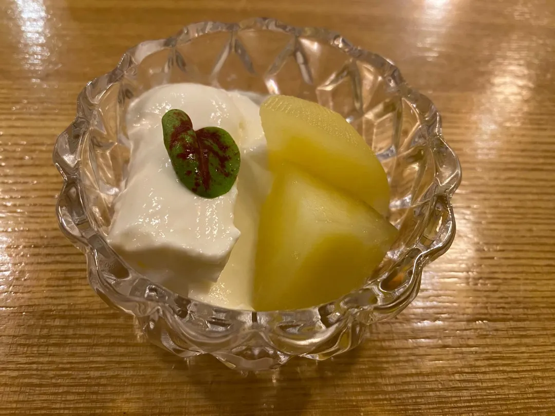 甜點「漬蘋果奶酪」為本次海鮮饗宴做結。(圖/黃宏輝提供)