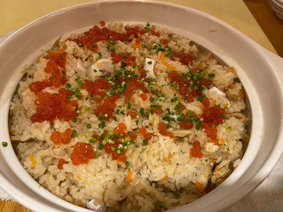 鮭魚卵、軟絲、百菇加入釜飯,單視覺就非常繽紛。(圖/黃宏輝提供)