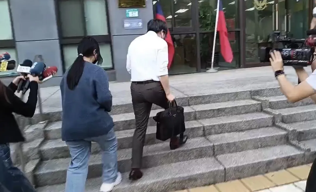 林口警方約談涉嫌虐童的幼兒園老師。(圖/翻攝畫面)