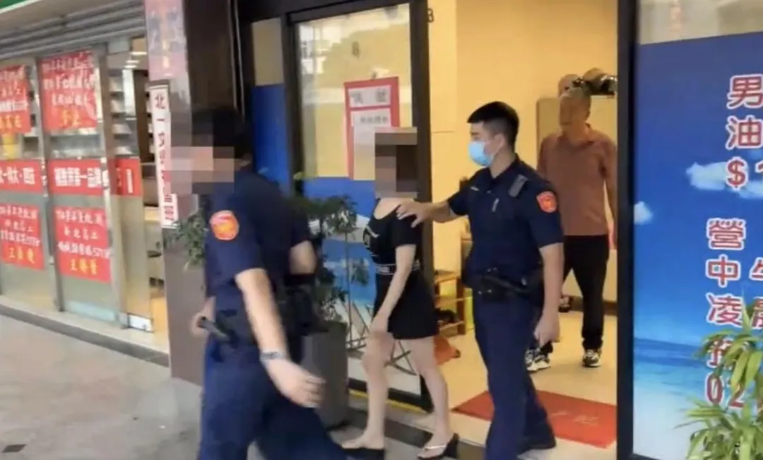 警方將按摩小姐與男客帶回偵訊。（圖／翻攝畫面）