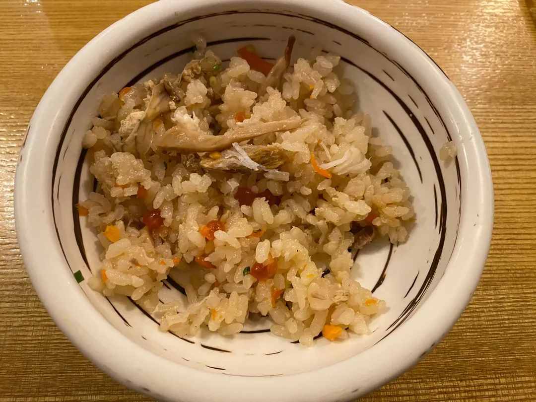 細品鮭魚卵軟絲百菇釜飯,鰹魚卵暗暗呈現多重口感。(圖/黃宏輝提供)
